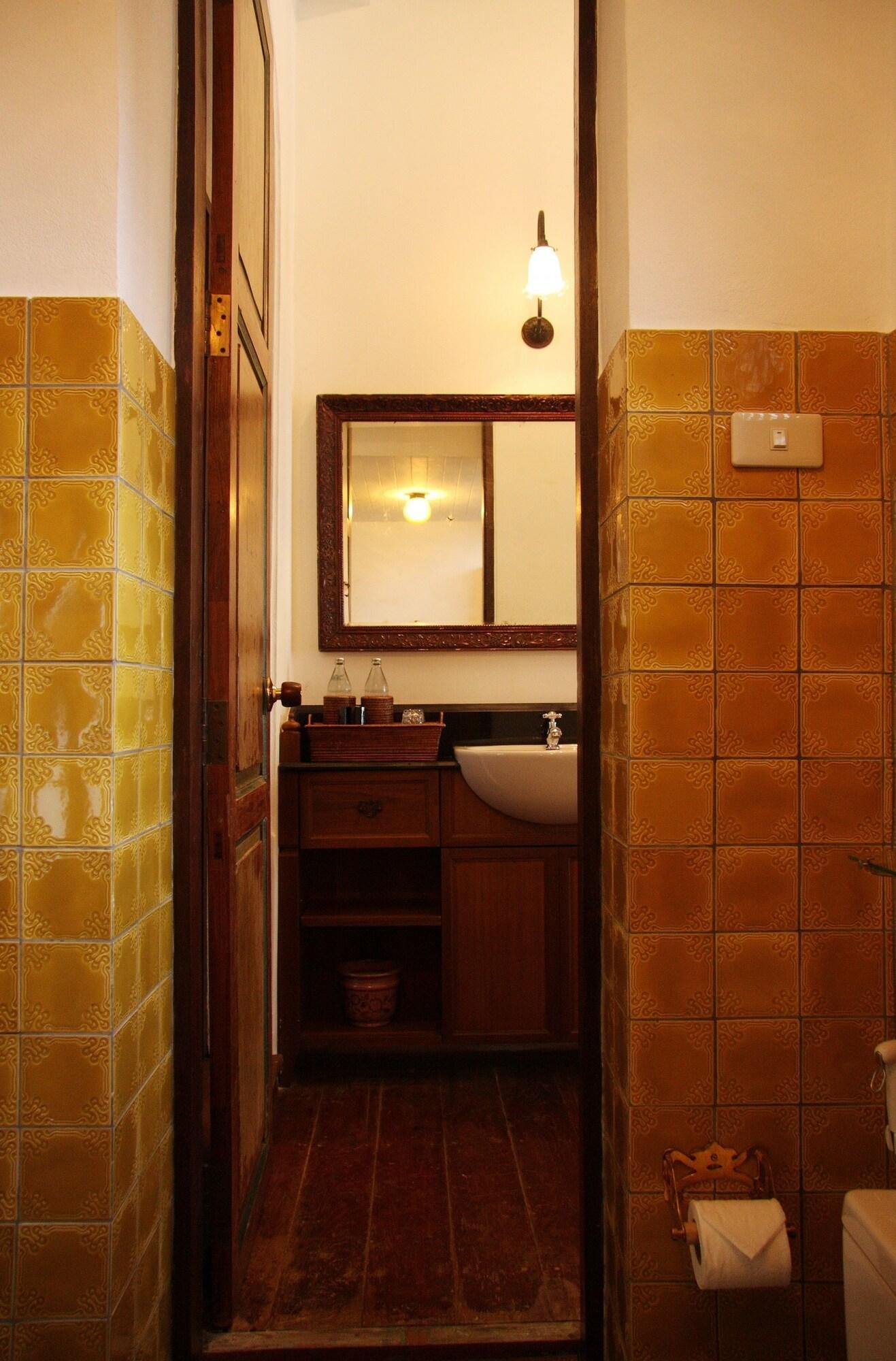 The Bhuthorn Couette-café